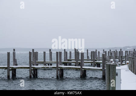 Quai à Sag Harbor, New York, par un froid jour de neige Banque D'Images