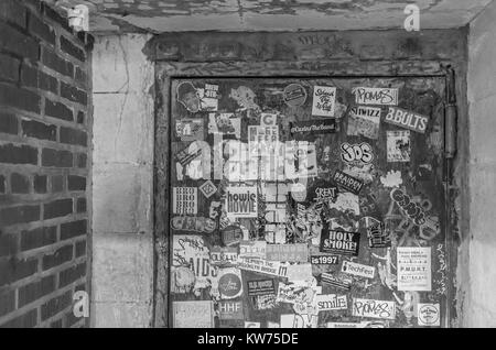 Detal d'une porte menant à un sous-sol à new york Banque D'Images