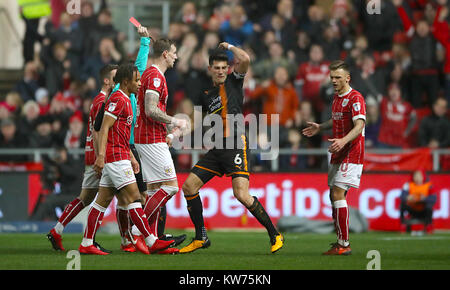 Danny Batth Wolverhampton Wanderers' est montré e carton rouge par l'arbitre Peter Bankes durant la Sky Bet match de championnat à Ashton Gate, Bristol. Banque D'Images