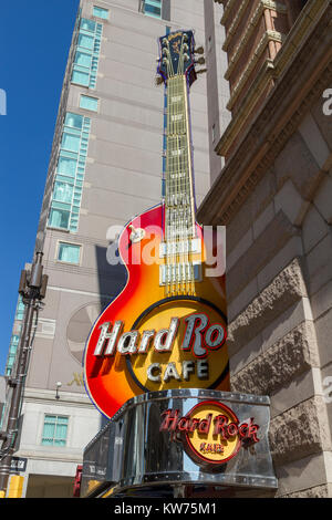 La guitare de spinning au dessus de l'entrée du Hard Rock Cafe Philadelphia, Philadelphia, Pennsylvania, United States. Banque D'Images