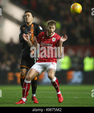 Wolverhampton Wanderers' Helder Costa (à gauche) et Bristol City's Nathan Baker bataille pour le ballon pendant le match de championnat à Sky Bet Ashton Gate, Bristol. Banque D'Images