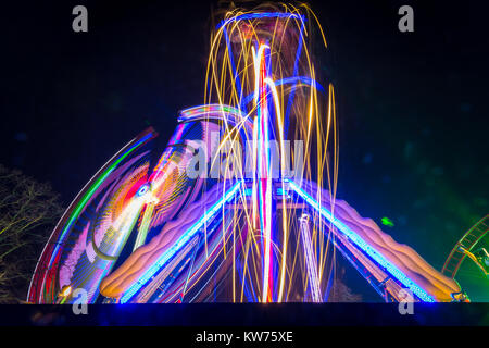 Sentiers de lumière de tourner manèges de Winter Wonderland à Hyde Park Londres Banque D'Images