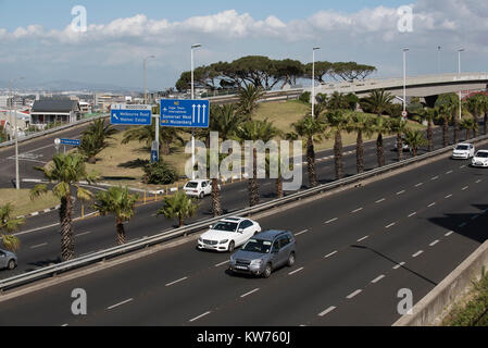 Les véhicules circulant sur le boulevard Nelson Mandela l'Afrique du Sud, Cape Town. Décembre 2017 Banque D'Images