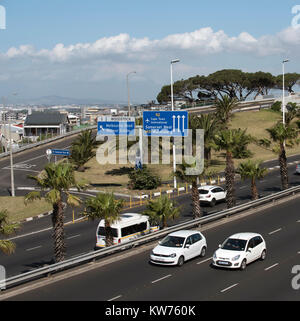 Les véhicules circulant sur le boulevard Nelson Mandela l'Afrique du Sud, Cape Town. Décembre 2017 Banque D'Images