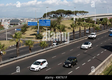 Les véhicules circulant sur le boulevard Nelson Mandela l'Afrique du Sud, Cape Town. Décembre 2017 Banque D'Images