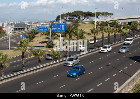 Les véhicules circulant sur le boulevard Nelson Mandela l'Afrique du Sud, Cape Town. Décembre 2017 Banque D'Images