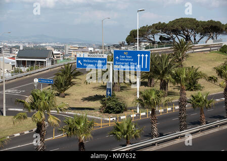 Les véhicules circulant sur le boulevard Nelson Mandela l'Afrique du Sud, Cape Town. Décembre 2017 Banque D'Images