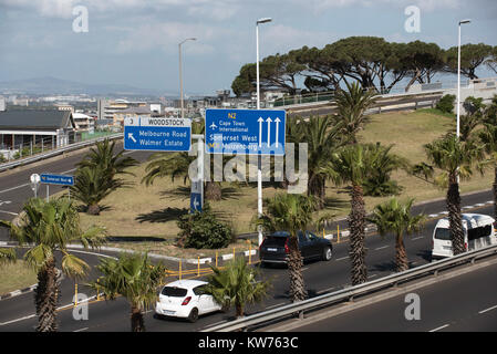 Les véhicules circulant sur le boulevard Nelson Mandela l'Afrique du Sud, Cape Town. Décembre 2017 Banque D'Images