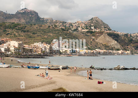 Vue vers Taormina de Giardini Naxos, Sicile, Europe Banque D'Images