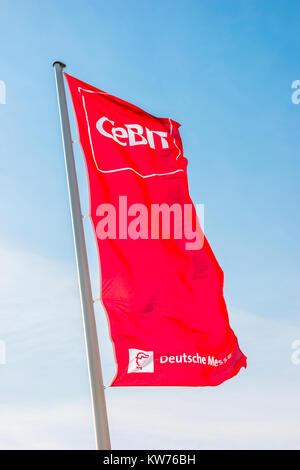 Signe CeBIT sur un drapeau.Le Cebit est le plus grand salon des technologies de l'information au monde. Banque D'Images