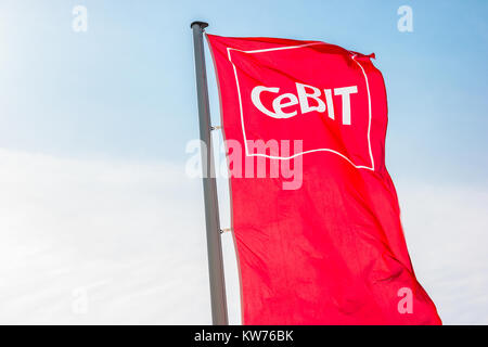 Signe CeBIT sur un drapeau contre ciel bleu.Le Cebit est le plus grand salon des technologies de l'information au monde. Banque D'Images