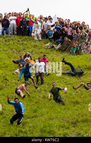 Cooper's Hill, Gloucestershire, Royaume-Uni 26 Mai 2014 Des milliers de personnes se sont rassemblées pour l'événement annuel de cheeserolling sur Cooper's Hill, qui a lieu chaque année. Banque D'Images