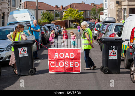 Une route est fermée par des bénévoles comme les enfants jouent dans la rue dans le cadre de la Bristol fondée 'jouant' Projet. Banque D'Images