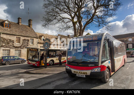 Service de bus rural dans les Cotswolds, Northleach, Gloucestershire, Royaume-Uni Banque D'Images