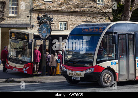 Service de bus rural dans les Cotswolds, Northleach, Gloucestershire, Royaume-Uni Banque D'Images