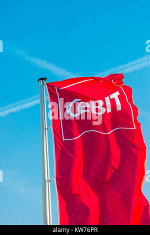 Logo CeBIT sur un drapeau contre le ciel bleu.Le Cebit est le plus grand salon des technologies de l'information au monde. Banque D'Images
