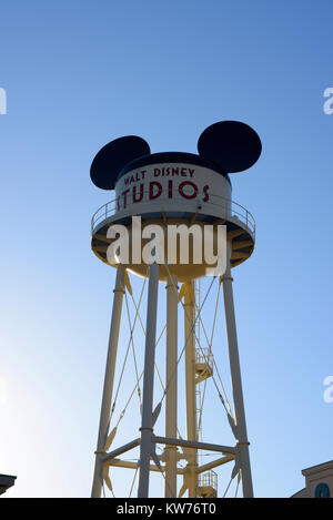 Tour d'Earffel. Walt Disney Studios, Disneyland Paris. Eurodisney. Lettrage du nom. Faux château d'eau Banque D'Images