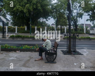 Yogyakarta, Indonésie. Le 20 décembre 2017. Un homme s'asseoir sur une chaise à la rue Malioboro à Yogyakarta, Indonésie. Banque D'Images