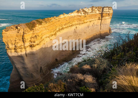 Vue entière de la 'Razorback', une formation rocheuse calcaire près du Loch Ard Gorge, Port Campbell National Park, Victoria, Australie. Banque D'Images