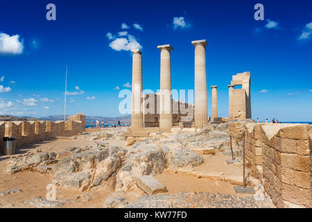 Doric temple d'Athéna Lindia sur l'Acropole de Lindos (Rhodes, Grèce) Banque D'Images