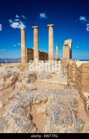 Doric temple d'Athéna Lindia sur l'Acropole de Lindos (Rhodes, Grèce) Banque D'Images