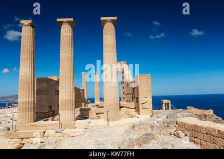 Doric temple d'Athéna Lindia sur l'Acropole de Lindos (Rhodes, Grèce) Banque D'Images