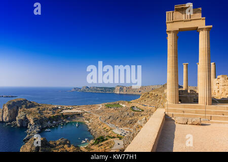Vue sur la baie de Saint Paul et l'ancien temple de déesse Athéna sur l'Acropole de Lindos (Rhodes, Grèce) Banque D'Images