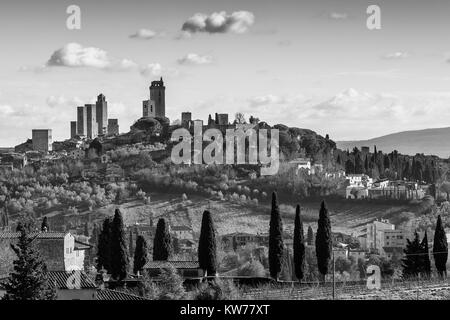 Le noir et blanc vue aérienne de San Gimignano et ses environs, Sienne, Toscane, Italie Banque D'Images