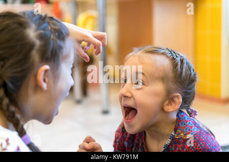 Deux petites soeurs crier. Focus sélectif. Banque D'Images