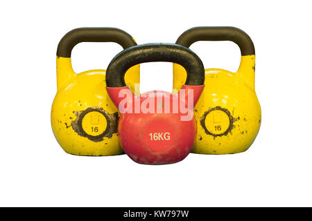 Trois, kettlebells rouge et jaune isolé sur fond blanc. Appareils d'entraînement Banque D'Images