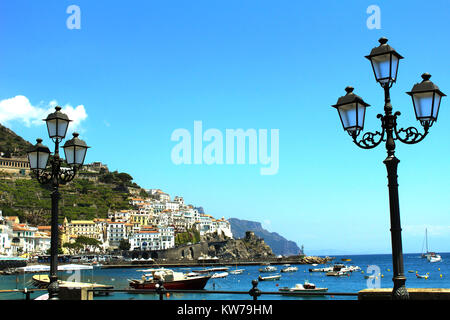 Une journée ensoleillée avec un ciel bleu dans la ville d'Amalfi - Italie Landscape Banque D'Images