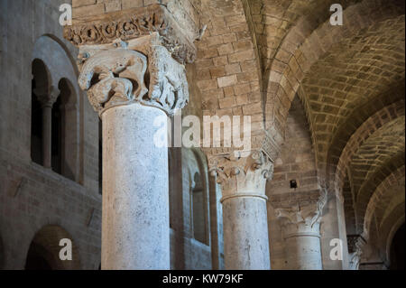 Capitale romane Daniele nella Fossa dei Leoni (Daniel dans la fosse aux lions) en abbaye de Sant Antimo (Abbaye de Sant'Antimo) du VIII siècle et vient Banque D'Images