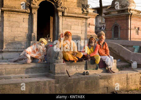 Sadhus saints hommes au temple de Pashupatinath à Katmandou, Népal Banque D'Images