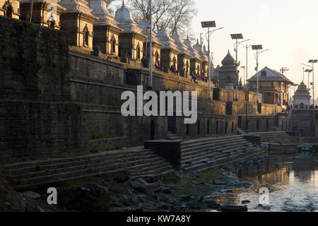 Temple de Pashupatinath et la rivière Bagmati à Katmandou, Népal Banque D'Images