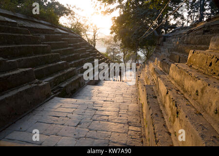 Les gens marcher marches de pierre du temple de Pashupatinath dans Kathmadu, Népal Banque D'Images