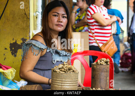 Image candide de philippine la vente des arachides,Cebu City,Philippines Banque D'Images