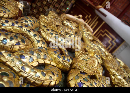 Long serpent sculpture à l'intérieur de temple Wat Chang Taem, Chiang Mai, Thaïlande Banque D'Images