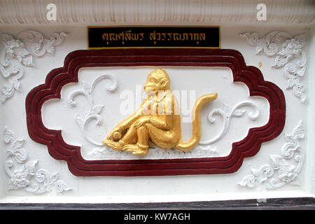 Golden Monkey sur le sous-sol de chedi blanc en wat Chang Taem, Chiang Mai, Thaïlande Banque D'Images