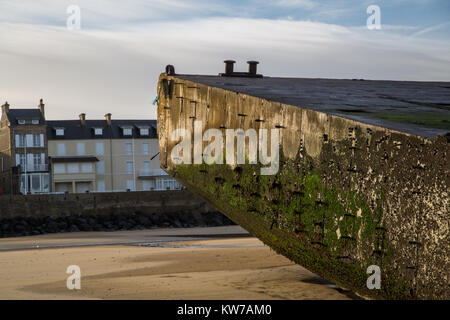 Restes d'une extension de la plate-forme du port Mulberry installé en juin 1944 dans le cadre du débarquement allié en Normandie. Il est situé sur la plage à l'Arr Banque D'Images