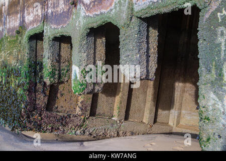 Restes d'une extension de la plate-forme du port Mulberry installé en juin 1944 dans le cadre du débarquement allié en Normandie. Il est situé sur la plage à l'Arr Banque D'Images