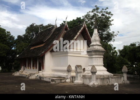 Small White temple bouddhiste à Luang Prabang, Laos Banque D'Images