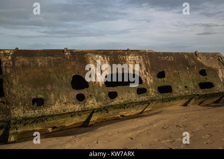 Demeure de "Coléoptères", structures appuyant une chaussée flottante, une partie de la port Mulberry construites durant l'invasion de la Normandie en Juin Banque D'Images