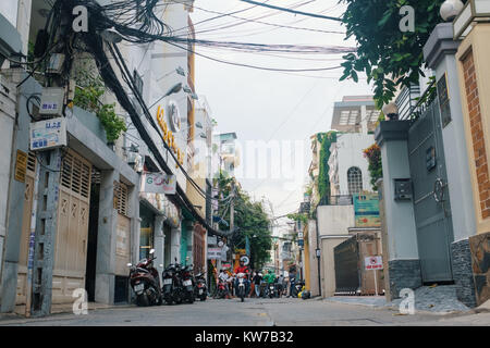 Ho Chi Minh, Vietnam - Décembre 05, 2017 : rue étroite à Ho Chi Minh ville. Banque D'Images