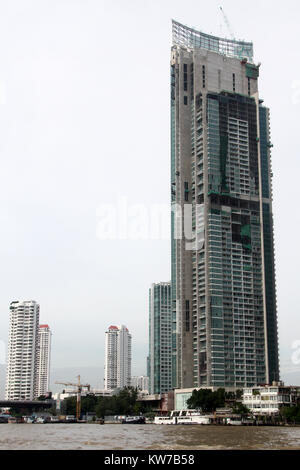 De nouveaux gratte-ciel sur la banque du fleuve Chao Phraya à Bangkok, Thaïlande Banque D'Images