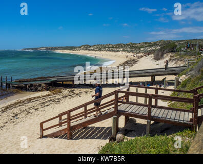 Un homme qui marche vers le bas des marches de bois à la plage de la plage de Gnarabup, Margaret River, Australie de l'Ouest. Banque D'Images