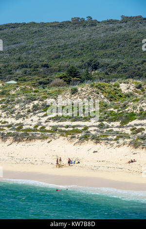 Les gens à la plage de Gnarabup, Margaret River, Australie de l'Ouest. Banque D'Images