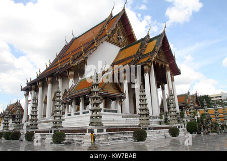 White temple bouddhiste dans Wat Suthat à Bangkok, Thaïlande Banque D'Images