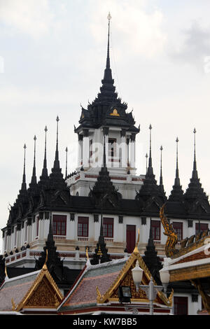 Loha Prasat en fer temple Wat Ratchanatdaram Worawihan, Bangkok, Thaïlande Banque D'Images