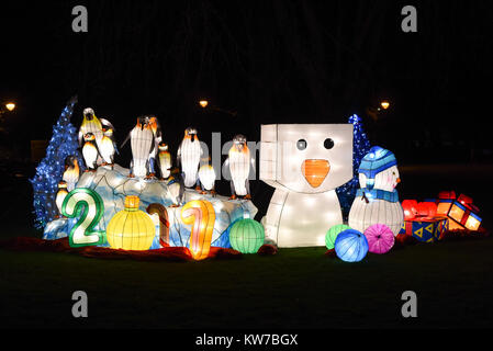 De plus, l'affichage des couleurs de pingouins sur la glace avec le Snowman à la Fête des lanternes magiques, Chiswick House et Jardins Dec 27 2017 Banque D'Images