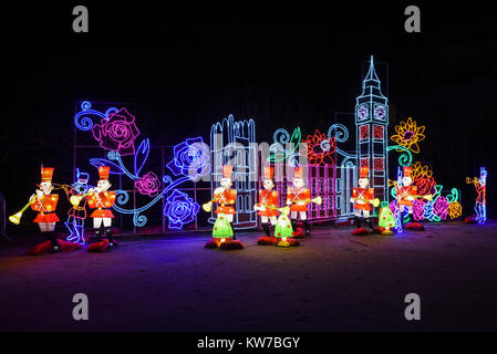 De plus, l'affichage des couleurs de musiciens jouant des trompettes à Londres avec Big Ben au Festival des lanternes magiques, Chiswick House et Jardins Dec 27 2017 Banque D'Images